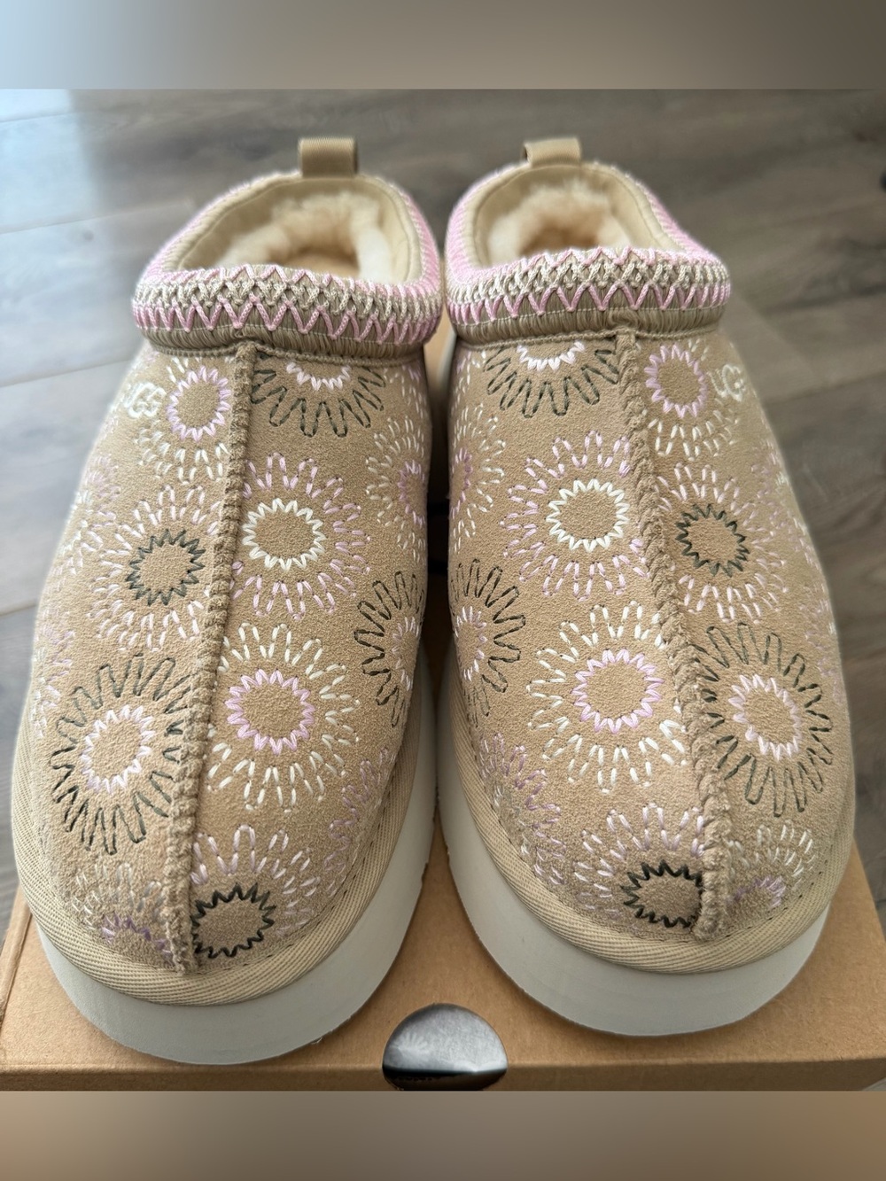 UGG Tazz Sun Stitch Mustard Seed Slippers size 10 - Picture 2 of 11